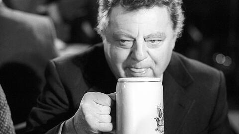 Ministerpräsident Franz Josef Strauß beim Starkbieranstich.