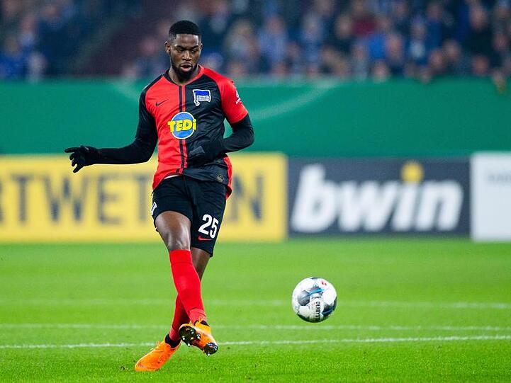 Herhtas Jordan Torunarigha spielt auf Schalke den Ball.