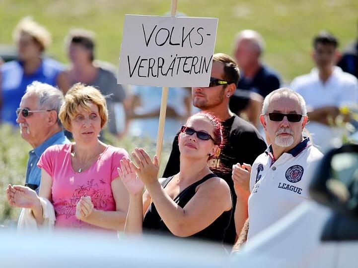 "Volksverräterin": Angela Merkel wird im August 2015 bei einem Besuch im sächsischen Heidenau beschimpft.