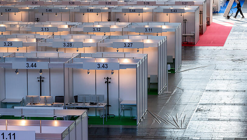 Jeder Arbeitsplatz in der Messehalle hat ein eigenes Abteil mit einer eigenen Nummer.