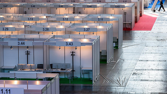 Jeder Arbeitsplatz in der Messehalle hat ein eigenes Abteil mit einer eigenen Nummer.