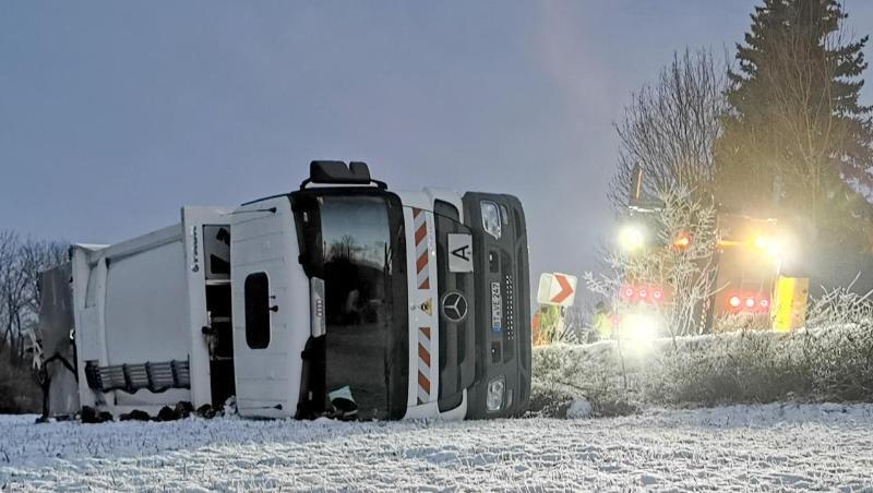 Umgekippter Mülllaster bei Bretzfeld in Baden-Württemberg. Auf eisglatter Fahrbahn war der Lastwagen zuvor von der Straße gerutscht.