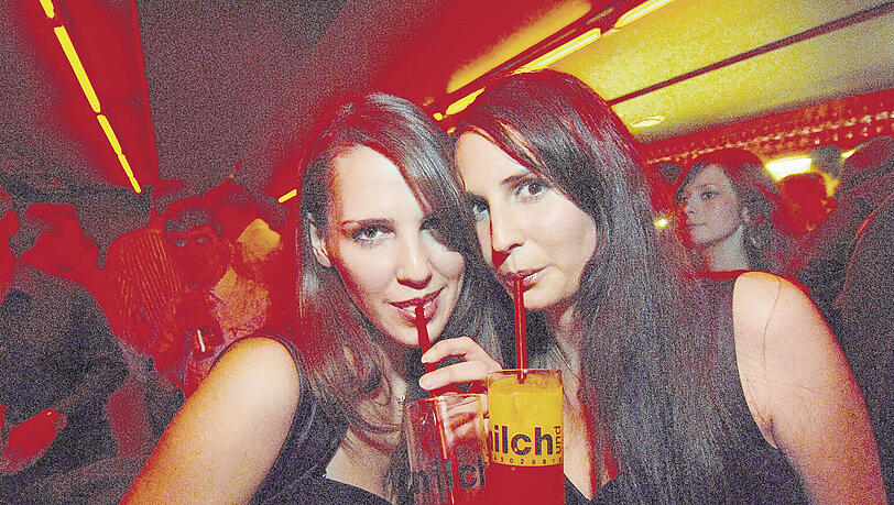 Patricia (23) und Christine (25) trinken am liebsten in der Milchbar – auch wenn sie jetzt ganz anders ausschaut: „Wir finden es geil hier!“ Patricia (23) und Christine (25) trinken am liebsten in der Milchbar – auch wenn sie jetzt ganz anders ausschaut: „Wir finden es geil hier!“