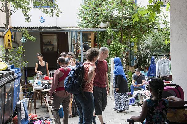 Bei den Hofflohm&auml;rkten herrscht oft gro&szlig;er Andrang. Anwohner verkaufen direkt in ihren G&auml;rten oder Hinterh&ouml;fen.