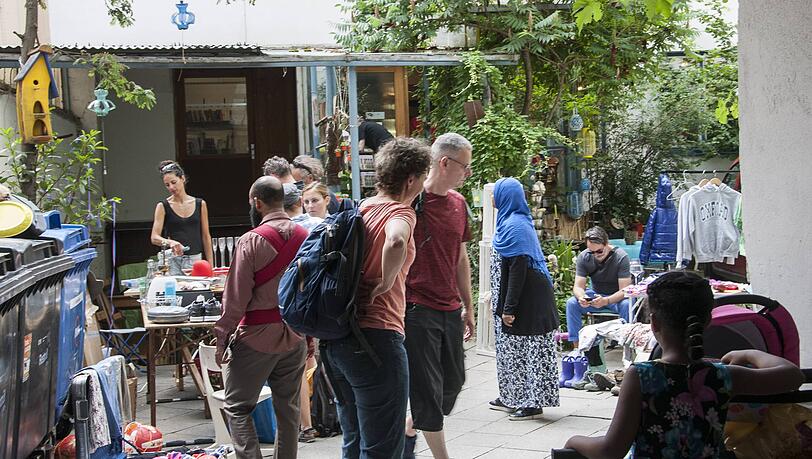 Bei den Hofflohm&auml;rkten herrscht oft gro&szlig;er Andrang. Anwohner verkaufen direkt in ihren G&auml;rten oder Hinterh&ouml;fen.