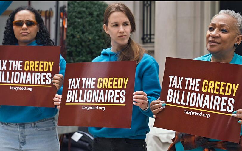 "Tax the Greedy Billionaires", eine US-Kampagne, fordert höhere Vermögenssteuersätze und organisiert dafür auch öffentliche Kundgebungen. "Tax the Greedy Billionaires", eine US-Kampagne, fordert höhere Vermögenssteuersätze und organisiert dafür auch öffentliche Kundgebungen.
