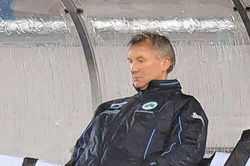 Ein Bild des Jammerns: Kleeblatt-Trainer Benno Möhlmann während der Schlussphase des Trauerspiels  gegen Aachen.