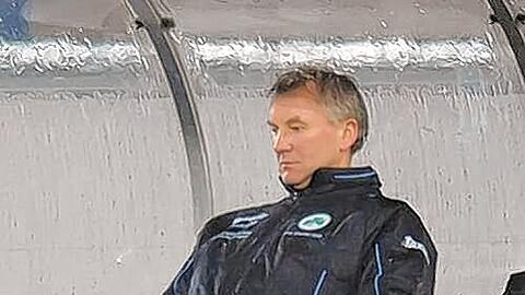 Ein Bild des Jammerns: Kleeblatt-Trainer Benno Möhlmann während der Schlussphase des Trauerspiels  gegen Aachen.