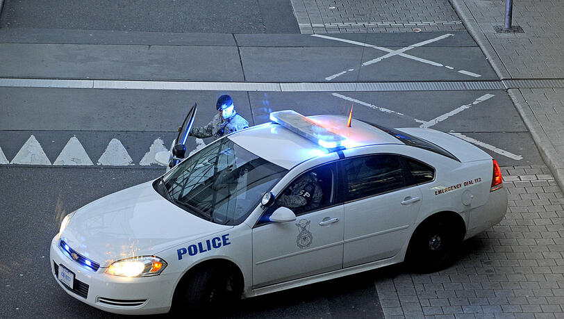Ein Auto der amerikanischen Militärpolizei fährt vor das Terminal 2. Ein Auto der amerikanischen Militärpolizei fährt vor das Terminal 2.