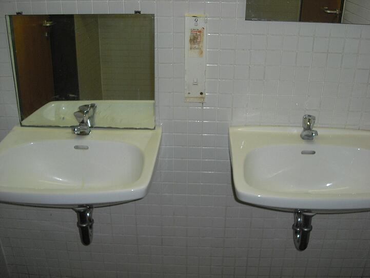 An solch versifften Waschbecken müssen sich Schüler der Ridlerschule die Hände waschen.