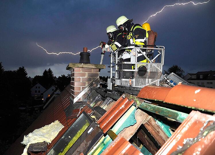 Einsatz bei Unwetter: Durch einen Blitzeinschlag gerät im Juli der Dachstuhl eines Einfamilienhauses in der Stümpflingstraße in Brand.