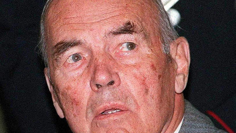 Der ehemalige SS-Offizier und Nazi-Kriegsverbrecher Erich Priebke ist im Alter von 100 Jahren gestorben. Der ehemalige SS-Offizier und Nazi-Kriegsverbrecher Erich Priebke ist im Alter von 100 Jahren gestorben.