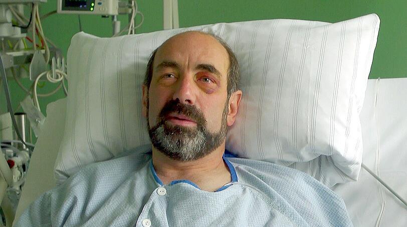 Ein Screenshot aus einem Video, das am Freitag auf der Pressekonferenz in Murnau vorgeführt wurde, zeigt den Höhlenforscher Johann Westhauser in seinem Krankenbett.