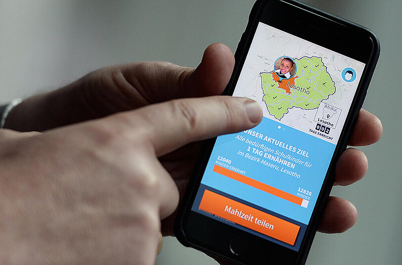 Die App "ShareTheMeal" auf dem Display eines Smartphones.