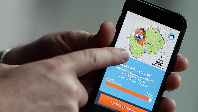 Die App "ShareTheMeal" auf dem Display eines Smartphones. Die App "ShareTheMeal" auf dem Display eines Smartphones.