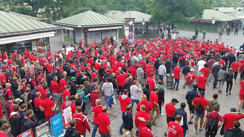 Derby-Stimmung in München: Unter Beobachtung der Polizei versammelten sich die Bayernfans am Vormittag im Tal. Vor dem Grünwalder Stadion kamen die Löwenfans dazu. Rund Tausend Polizisten sind im Einsatz.