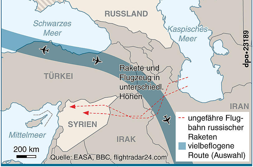 Karte mit Flugbahn russischer Raketen nach Syrien und Hauptflugkorridor von Passagiermaschinen.