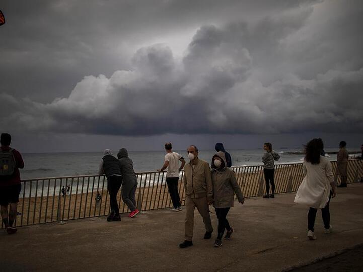 Ein Strand in Barcelona wurde wieder für sportliche Aktivitäten geöffnet.