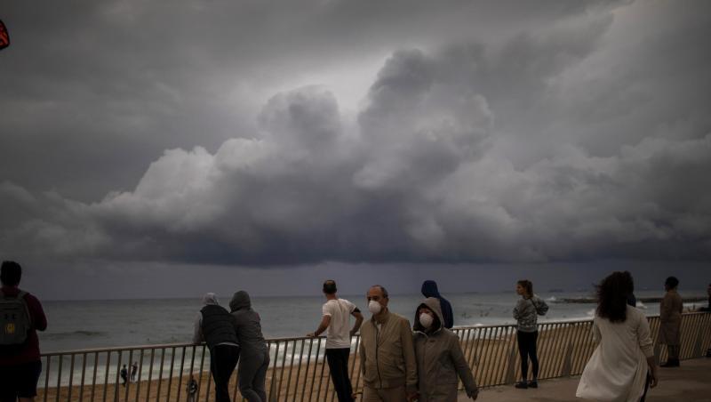 Ein Strand in Barcelona wurde wieder für sportliche Aktivitäten geöffnet. Ein Strand in Barcelona wurde wieder für sportliche Aktivitäten geöffnet.