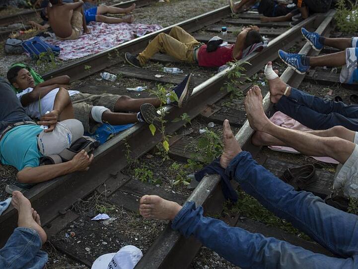 Sie haben nichts mehr: Mittelamerikanische Migranten ruhen sich in Mexiko auf Eisenbahnschienen aus, bevor sie weiter Richtung US-Grenze marschieren.