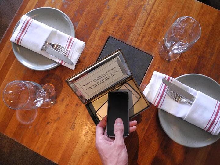 In die "Mobile Box" können Handynutzer ihr Smartphone legen, wenn sie eine digitale Auszeit brauchen.