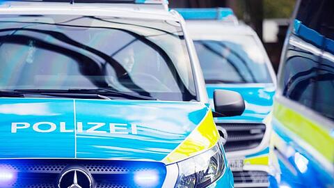 Mehrere Polizeistreifen sowie Kräfte der Feuerwehr und des Rettungsdienstes waren im Einsatz. (Symbolbild)