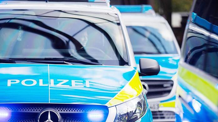 Mehrere Polizeistreifen sowie Kräfte der Feuerwehr und des Rettungsdienstes waren im Einsatz. (Symbolbild)
