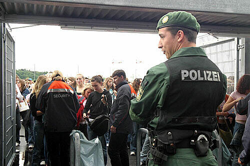 Polizisten vor der Allianz Arena in Fröttmaning. Am Mittwoch sind die Ordnungshüter dort gefordert.