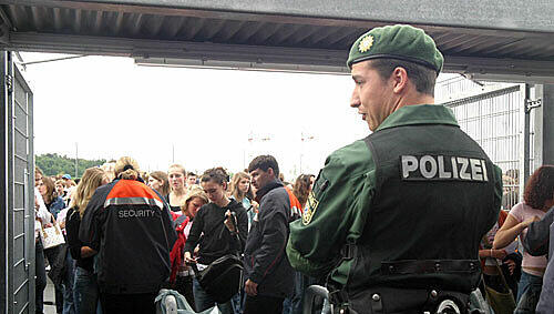 Polizisten vor der Allianz Arena in Fröttmaning. Am Mittwoch sind die Ordnungshüter dort gefordert. Polizisten vor der Allianz Arena in Fröttmaning. Am Mittwoch sind die Ordnungshüter dort gefordert.
