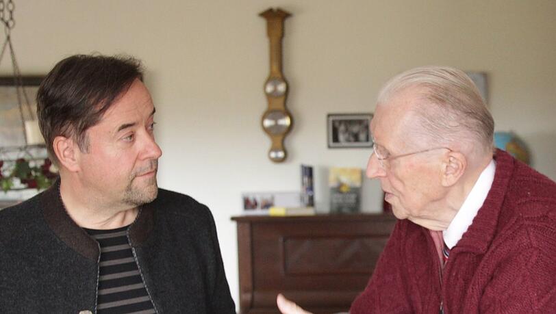 Jan Josef Liefers (l.) mit Pastor Uwe Holmer.
