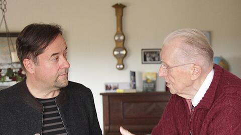Jan Josef Liefers (l.) mit Pastor Uwe Holmer.