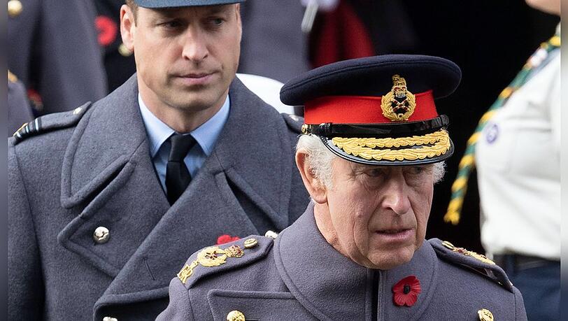 König Charles III. leitet den Remembrance Day Service erstmals als Monarch, hinter ihm reihte sich sein Sohn und Thronfolger Prinz William ein.