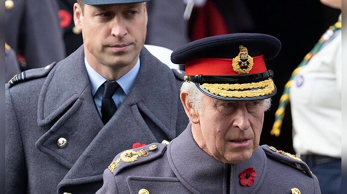König Charles III. leitet den Remembrance Day Service erstmals als Monarch, hinter ihm reihte sich sein Sohn und Thronfolger Prinz William ein.