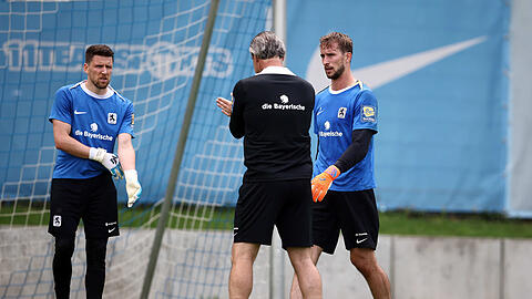 René Vollath (l.) und Marco Hiller werden sich in der kommenden Saison um den Platz zwischen den Löwen-Pfosten duellieren.