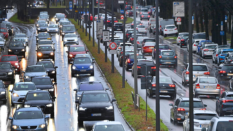 Schneller als 30 km/h dürfen Autofahrer auf einem Abschnitt des Mittleren Rings nicht mehr fahren. Und das soll so bleiben.