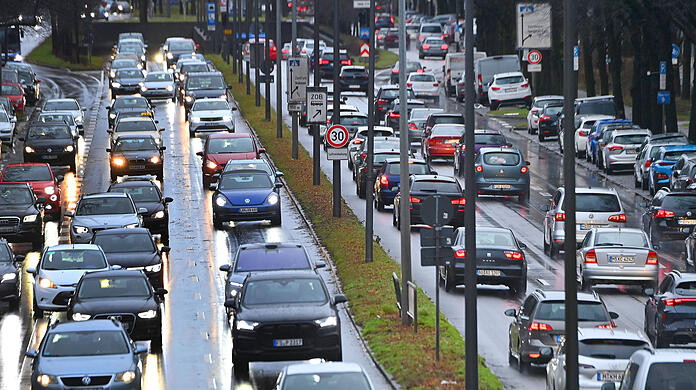 Schneller als 30 km/h dürfen Autofahrer auf einem Abschnitt des Mittleren Rings nicht mehr fahren. Und das soll so bleiben.