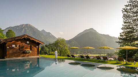 Der ganzj&auml;hrig beheizte Infinity-Pool - das Herzst&uuml;ck der Wellnessanlage des Hotel Prinz-Luitpold-Bad.
