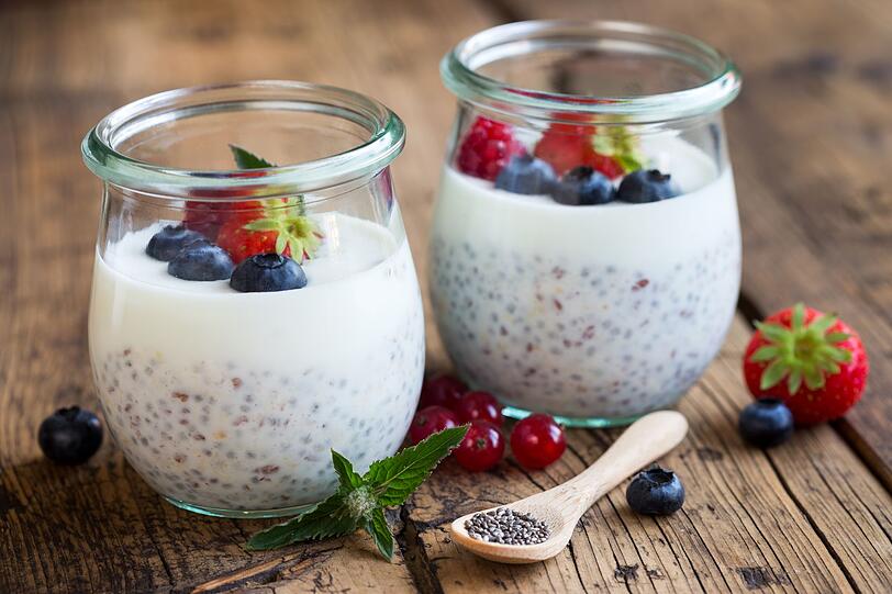 Statt Porridge eignet sich auch Chia-Pudding mit Mandeln als eiwei&szlig;reicher Start in den Tag. Verr&uuml;hren Sie zun&auml;chst zwei Essl&ouml;ffel Chiasamen mit 200 Millilitern Mandelmilch. Dann f&uuml;r mindestens 15 Minuten, besser &uuml;ber Nacht, quellen lassen. Anschlie&szlig;end ger&ouml;stete N&uuml;sse sowie fettreichen Joghurt, H&uuml;ttenk&auml;se oder einen Essl&ouml;ffel Proteinpulver unterr&uuml;hren. F&uuml;r mehr Geschmack eignen sich zuckerarme Fr&uuml;chte wie Beeren, Pflaumen, Kiwi oder Avocado.