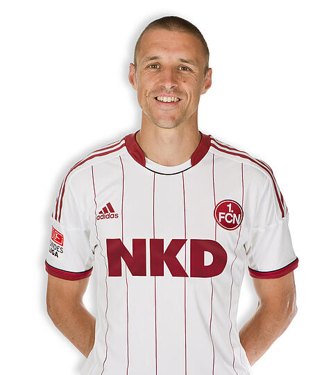 TIMMY SIMONS: Note 4-. Zeigte ungewohnte Schwächen, verlor wichtige Zweikämpfe, seine Pässe nach vorne meist zum Gegner. Zumindest der Anschlusstreffer per Elfer.