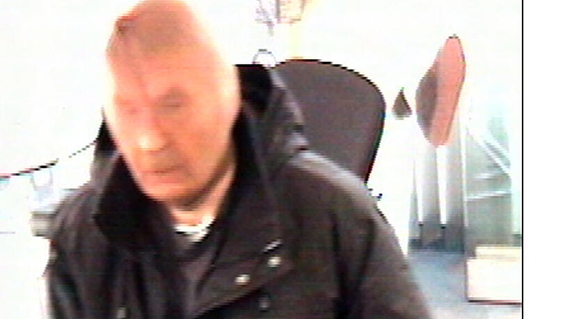 Bank in Martinsried überfallen! Wer kennt den Mann auf dem Foto und kann Angaben zu
seinem Aufenthaltsort machen? Bank in Martinsried überfallen! Wer kennt den Mann auf dem Foto und kann Angaben zu
seinem Aufenthaltsort machen?
