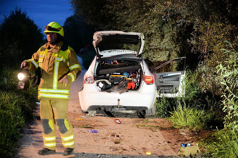 Nachdem er die Autobahn verließ, krachte der 43-Jährige auf dem Chiemseeradweg gegen einen Baum.