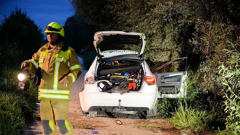 Nachdem er die Autobahn verließ, krachte der 43-Jährige auf dem Chiemseeradweg gegen einen Baum. Nachdem er die Autobahn verließ, krachte der 43-Jährige auf dem Chiemseeradweg gegen einen Baum.