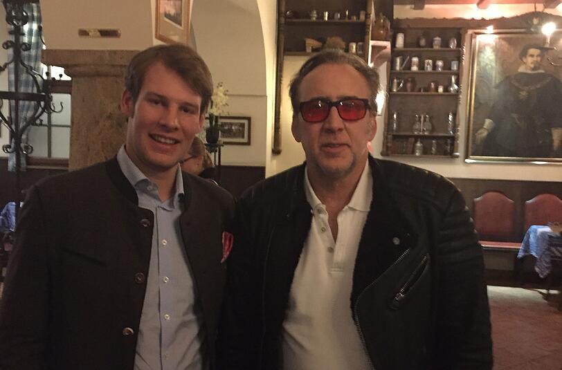 Im Franziskaner: US-Star Nicolas Cage mit Wirt Mathias Reinbold (l.).