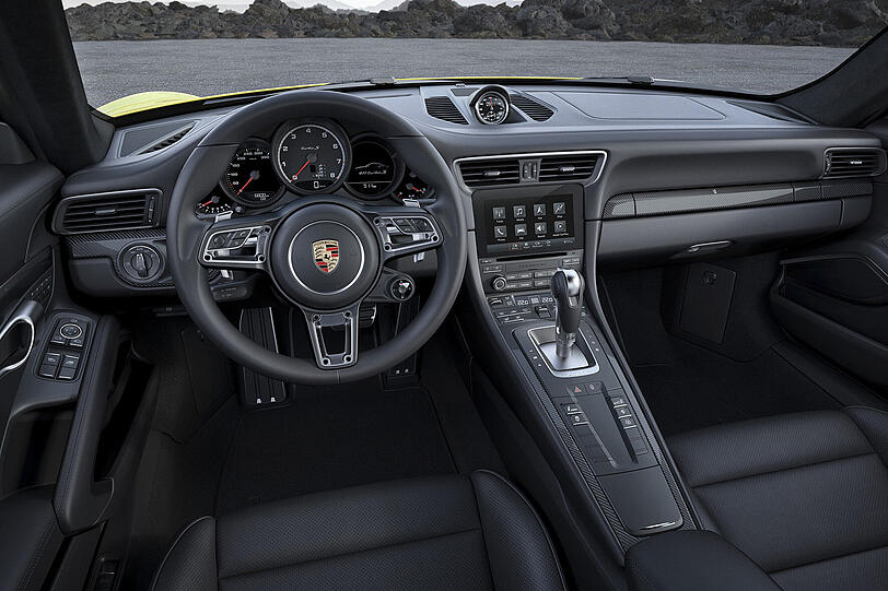 Das Infotainment-System mit Online-Navigation ist jetzt standardmäßig in jeden Porsche 911 Turbo eingebaut.