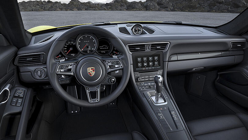 Das Infotainment-System mit Online-Navigation ist jetzt standardmäßig in jeden Porsche 911 Turbo eingebaut. Das Infotainment-System mit Online-Navigation ist jetzt standardmäßig in jeden Porsche 911 Turbo eingebaut.