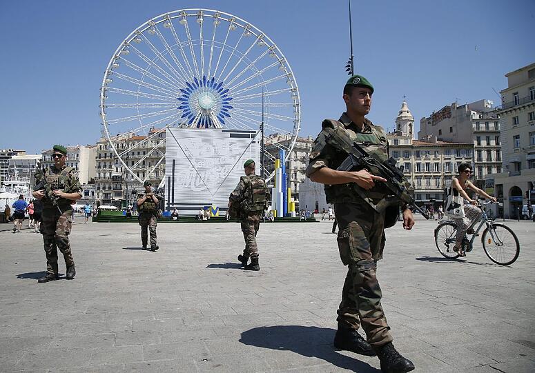 Französische Soldaten patroullieren am alten Hafen in Marseille.