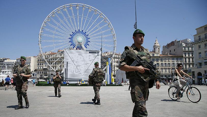 Französische Soldaten patroullieren am alten Hafen in Marseille. Französische Soldaten patroullieren am alten Hafen in Marseille.