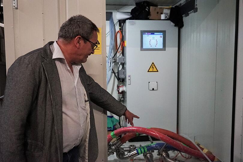 Uwe Daebel erklärt einen Teil der "Bier-Ringleitung".