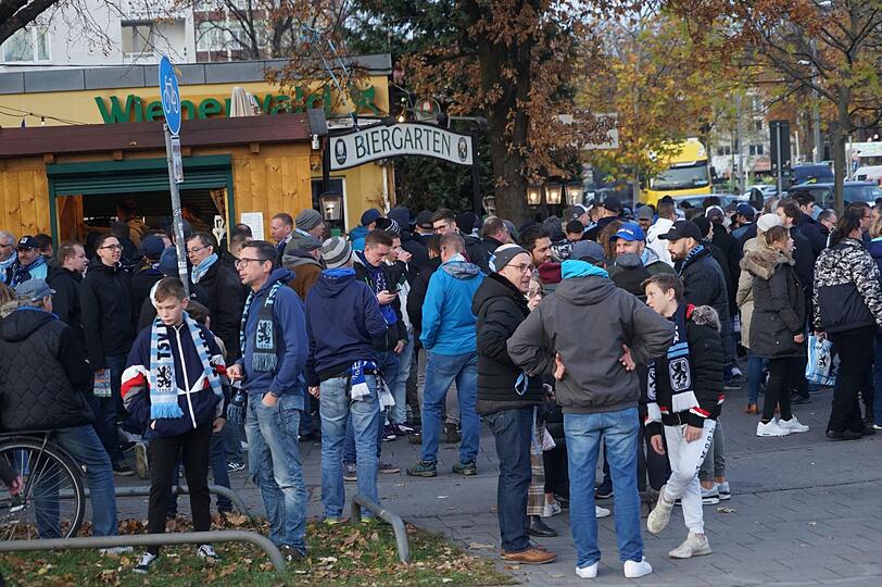 Die Löwen-Fans schwören sich friedlich auf das Derby gegen den ungeliebten Lokalrivalen ein.