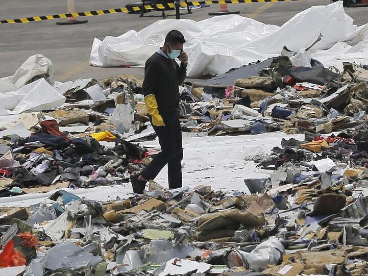 Ein Ermittler inmitten von Trümmern einer Boeing 737 Max der Fluggesellschaft Lion Air.